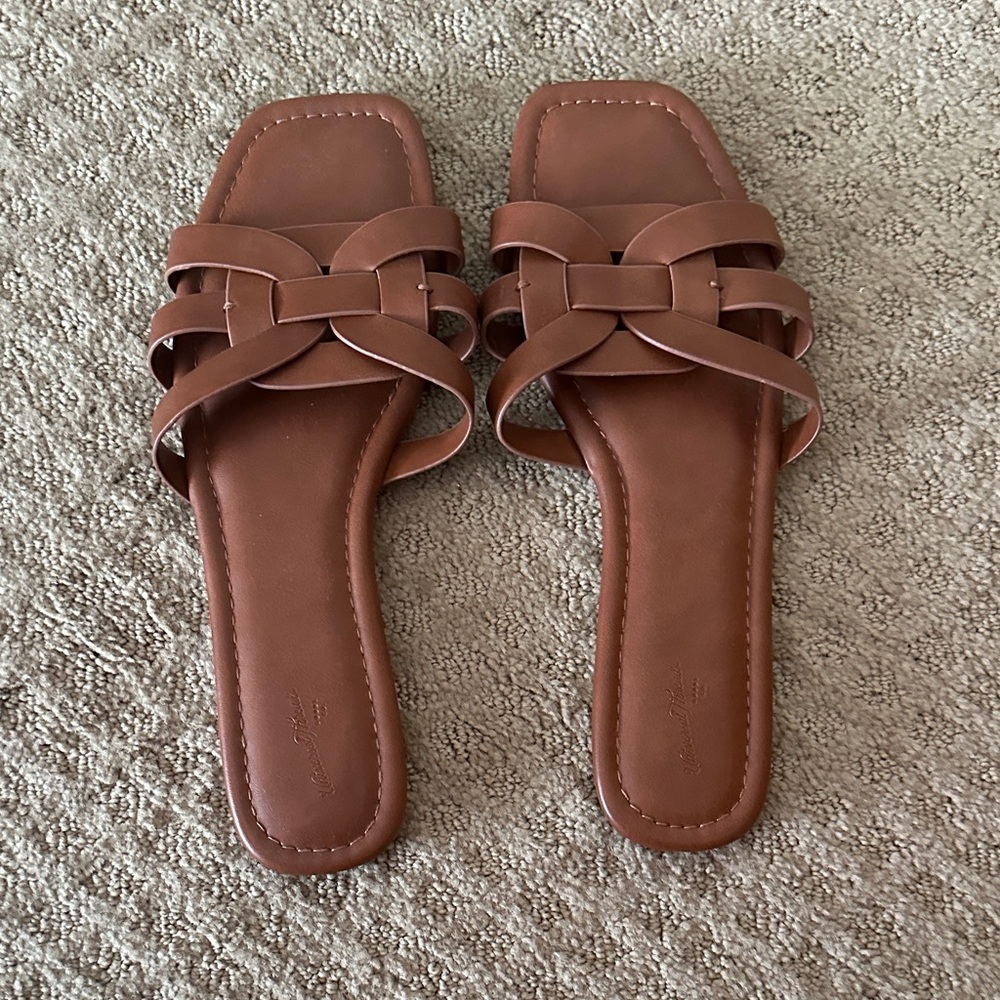 Universal thread sandals